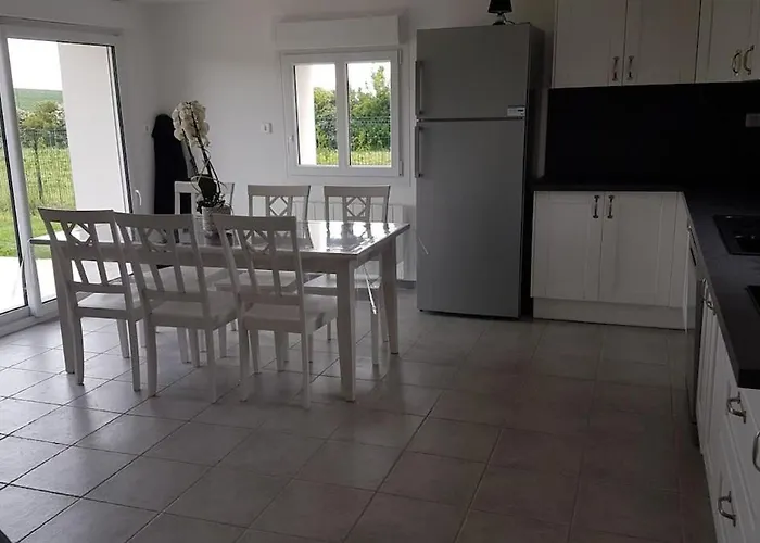 La Cantraigne Small 6 People